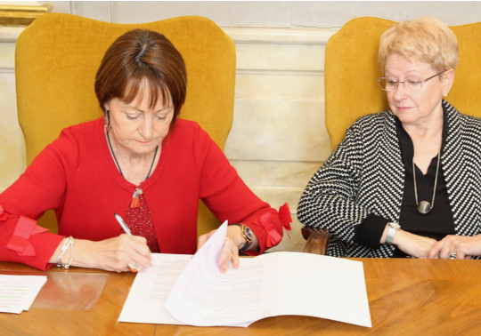La rectora, Mavi Mestre, firmando la acceptación de la donación